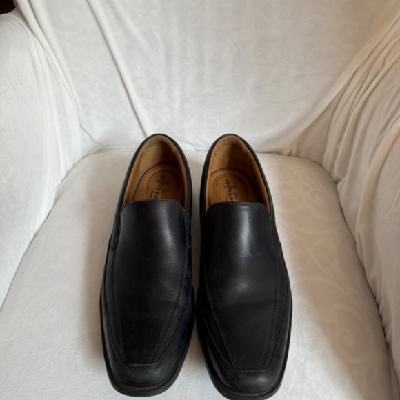 Clark’s Tinden Free Slip On Black Leather Full Day Comfort Workwear Dress Shoes